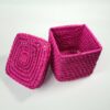Boite tissée en raphia fuchsia
