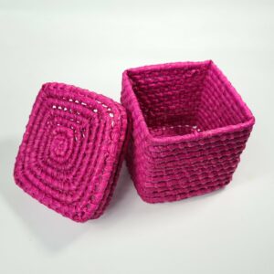 Boite tissée en raphia fuchsia